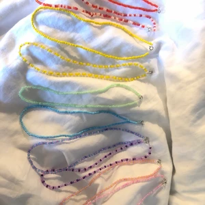 Halsband och armband - Säljer  handgjorda pärl halsband och armband gjorda i glaspärlor. Om egen design/färgkombination önskas så hör av er!har massa olika färger❤️ Dem är gjorda i elastisk tråd så den passar alla och har ett spänne! Halsband:60kr armband: 40 eller köp halsband+armband så bjuder jag på frakten❤️