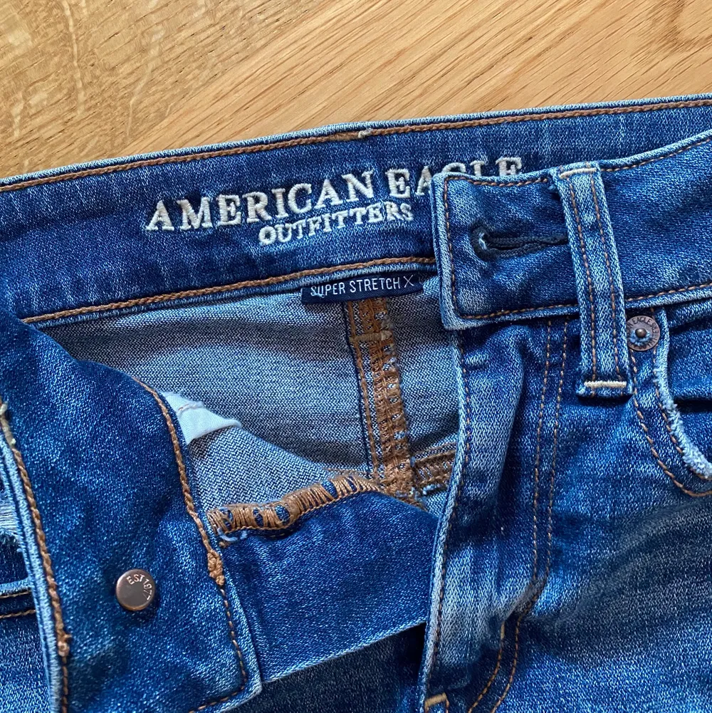 Stretchig jeans kjol från american eagle outfitters. Storlek 32 men skulle säga att den passar upp till 36! 70kr. Kjolar.