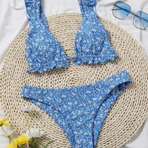 Bikini ifrån shein - Blommig supersöt bikini ifrån shein, aldrig använd! Frakt tillkommer med 39:- eller att vi möts upp i Växjö eller på Öland 