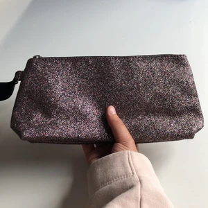 Glittrig necessär💗 - Den är använd några få gånger men helt som ny, den är glittrig med er svart handtag💖 Dock vet jag inte var jag köpte den🧐