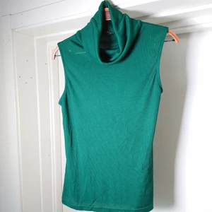 Är lös tröja - Ärmlös polotröja, materialet är liiite glansigt🍒