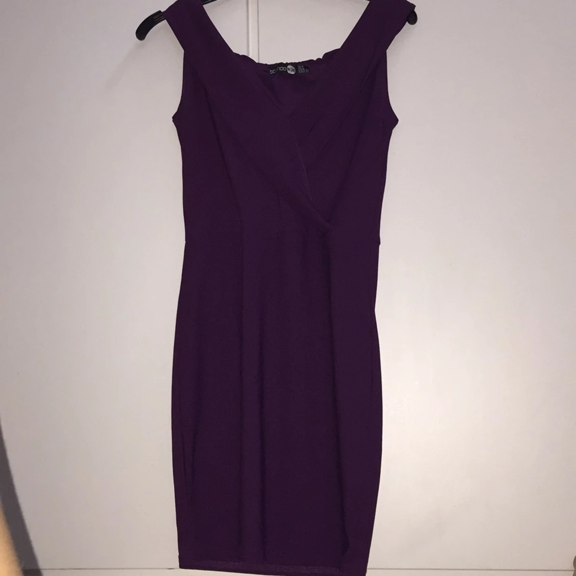 Lila V ringad klänning