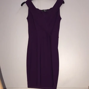 Lila V ringad klänning - En lila söt kläning med en ”volang” vid V ringningen. Aldrig använd och har fortfarande prislappen på