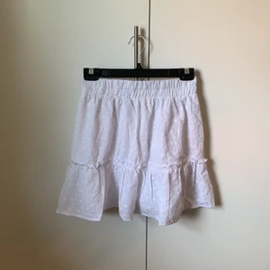 Kjol - Säljer denna kjol då ja har en till nästan lika Dan, hör av dig om intresse🥰 (frakt ingår ej)