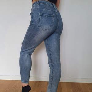 Super stretchiga jeans som formar sig perfekt till kroppen och super bekväma. Känns nästan som leggings. Perfekt för dem som är kortare🤎