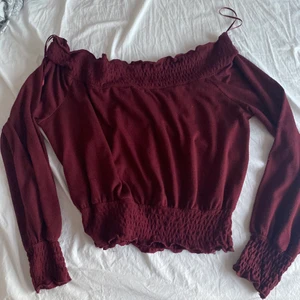Vinröd offshoulder tröja  - Vinröd offshoulder tröja från GinaTricot. Storlek Xs men passar s också. 