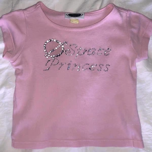 baby tee!! - SUPER söt baby tee köpt här på plick som jag nu säljer vidare💞💞