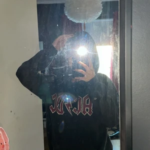 AC/DC hoodie - Säljer min AC/DC hoodie då jag har tröttnat på den. Den är i bra skick o inga defekter av vad jag ser. Väldigt skön att ha på sig 