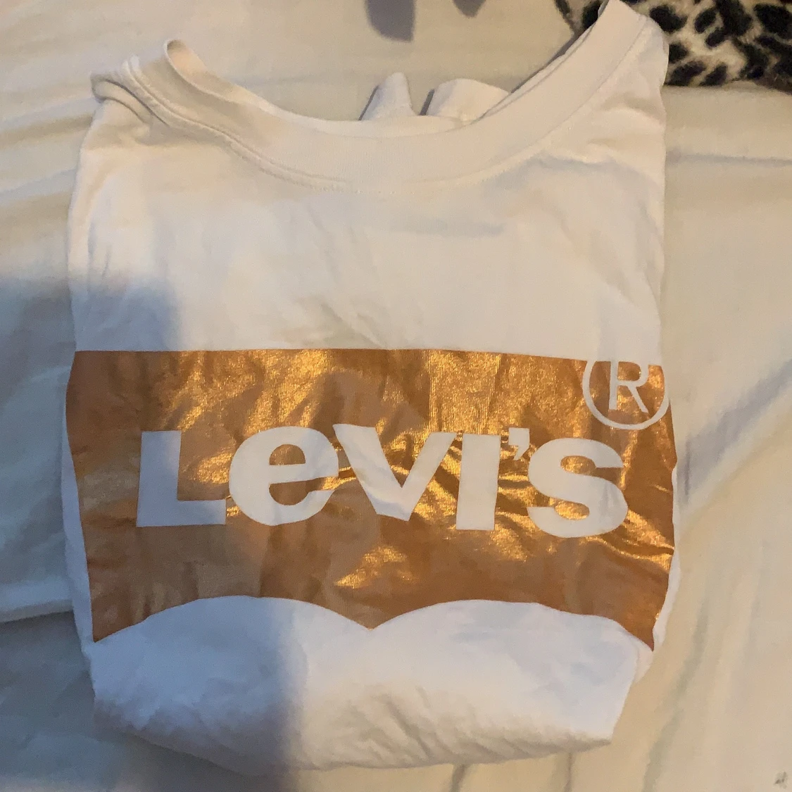 En vit Levis med guld runt texten - 91