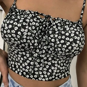 Topp  - Supersöt och endast provad topp! Tyvärr inte min stil :( banden går att justera.