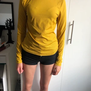 Gul turtleneck - Knappt använd, väldigt bra skick. Säljer då den inte används. Det är min lillasyster som har på sig den på bilden💕 Köparen står för frakt men kan samfrakta om man vill ha mer.