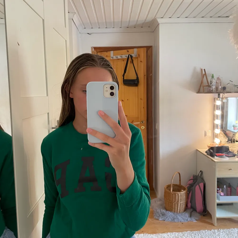 Säljer denna mörk gröna sweatshirten, säljer pga för kort i armarna! Men skön och i bra skick! 🧚‍♀️🧚‍♀️. Tröjor & Koftor.