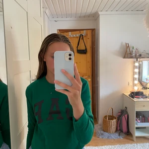 Mörk grön GAP tröja - Säljer denna mörk gröna sweatshirten, säljer pga för kort i armarna! Men skön och i bra skick! 🧚‍♀️🧚‍♀️
