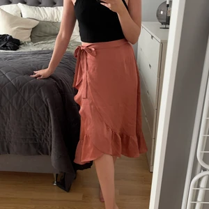 Långkjol i storlek S, Neo Noir - Snygg kjol i aprikos liknade färg från märket Neo Noir. Storlek s, men passar även XS-M då det går att reglera snöret i midjan. Helt oanvänd, lappen sitter kvar.  Nypris 699, mitt pris 250kr. ☺️ Köparen står för frakten 🥰