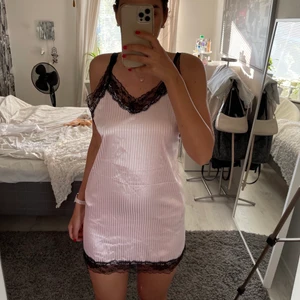 Rosa nattlinne free size - Säljer rosa med svart spets nattlinne. Aldrig använt. 