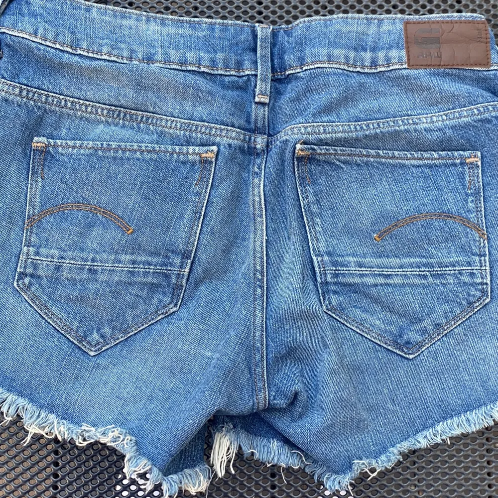 Säljer dessa jeansshorts från G-Star, då de inte kommer till använding. Endast använda ett fåtal gånger och är i gott skick. Köpta för 749 kr, pris kan diskuteras! 💖💖storlek: s. Shorts.