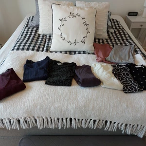 Klädpaket dam - Klädpaket dam med 9 klädesplagg, I nyskick:  -vinröd plisserad t-shirt, storlek M (lager 157) -virkad marinblå t-shirt, storlek M (MQ) -grå/svart leopardmönstrad tröja, storlek S (H&M) -två stycken tunna polotröjor, svart/vit mönster, storlek L (cassels och H&M) -vit plisserad tunnhalvpolotröja, storlek L (H&M) -lila ribbstickad polo med slits vid ärmslut, storlek L (H&M) -ett par ljusgrå ribbstickade byxor, storlek M (GinaTricot)-ett par rosa ribbstickade utsvängda byxor, storlek L (lager157)