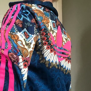 Adidas träning zip-up tröja  - Cool Adidas träningströja med massa mönster och detaljer 💞tror de är en S, sitter lite oversized på mig som brukar vara en XS/S i tröjor..  säljer för 80 kr, frakt tillkommer (spårbar frakt) Hör av er vid fler frågor <3