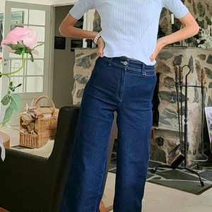 Bekväma Mörkblå jeans  - Säljer dessa mörkblå jeans från H&M. Ganska små i storlek, men sjukt snygga och bekväma. Det är ett ganska stretchigt material, som inte är så tjockt. De är i jättebra skick, men säljer dem till lågt priser bara pga att jag flyttar.  Köpare står för frakt. 