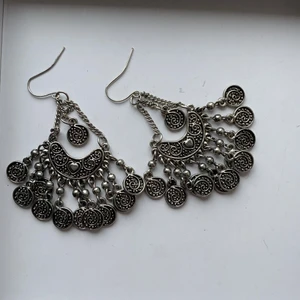 Örhängen  - Örhängen från indiska i mörk metall. Desinficerar innan jag skickar!