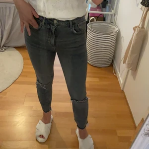Jeans zara  - Säljer nu mina as snygga jeans från zara som har blivit för korta på mig!! Passar en som är 160-168 skulle jag säga. Mindre ifall man vill ha lite längre där nere. Jag är 170💓 den är u väldigt bra skick då de ej användas alls mycket!😜