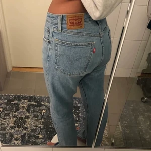 Levis Jeans - Supersnygga och sköna Levis jeans! Sitter super bra, säljes pga att de inte kommer till användning. Hör av dig för fler bilder osv. ❤️