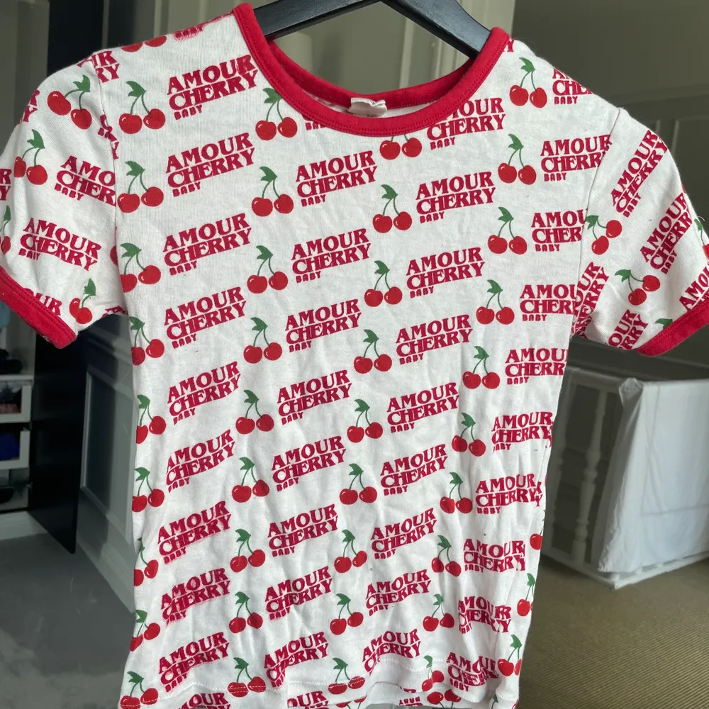 Babytee från Urban Outfitters, köpt för 2 år sen⭐️. Skjortor.
