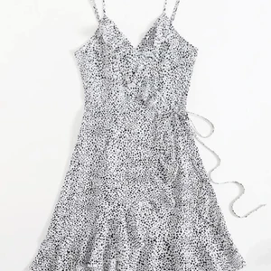 Klänning 🥰 - Snygg sommarklänning från SHEIN. Endast provad, storlek M passar även S. Justerbara band 👗 Köparen står för frakten. Pris kan diskuteras 🥰