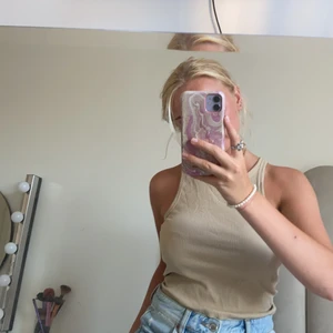 Beige top - Croppad ribbad topp i en beige fin färg strl s men skulle mer säga one size 💗💗