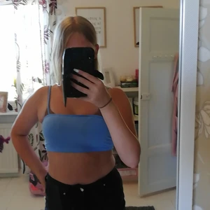 Hm topp, vanlig blå. Storlek xs.   - En vanlig hm topp. I en blå färg. Storlek xs. Aldrig använt. Köparen står för frakten. 