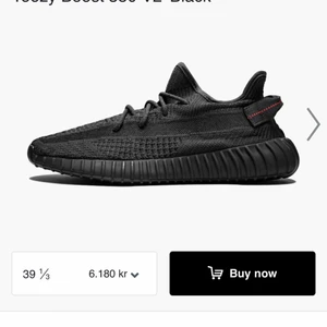 Yeezy 350 V2 Static Black (Reflective)   - Yeezy 350 V2 static black reflective laces, Använt fåtal ggr har bra cond. Box och kvitto finns cond 9/10 