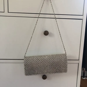 Glittriga väska - En silvrig väska som jag köpt från Plick. Har användt den till balen och behöver den därför inte längre☺️. Tecken på användning finns