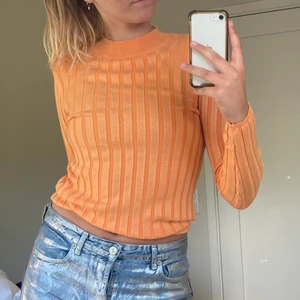 Stickad  - Säljer denna fina stickade lång tröja från NA-KD som tyvärr inte kommit till användning förutom två gånger så i princip i nyskick😇 UNDERBAR färg och material som passar till allt🔥 strl M men stretchig⚡️ säljer för 150kr + frakt😇