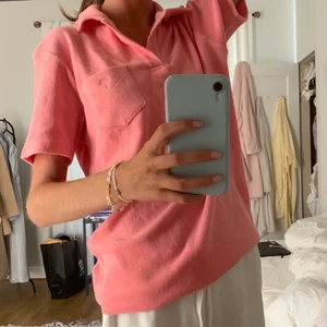 Frotté tröja - Rosa frotté tröja från OAS company i storlek small. Knappt använd o har inga defekter! En prefekt tröja till allt och alla tillfällen