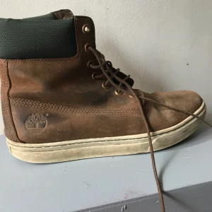 Timberland kängor - Min man har slutat använda dessa. Jag tycker att det är vansinne 😂 men jag kan inte ha 42or så dom får hamna här helt enkelt. Nypris 2499:- mörkare bruna synligt använda men inte trasiga eller fläckiga eller något sånt. JAG tycker iaf att det är snygga skor!