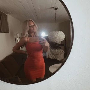 Kläning  - Röd klänning från Gina tricot! Super fin i ryggen 