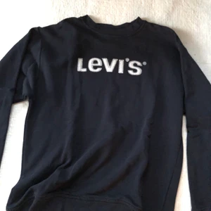 Levis Collegetröja/Pullover strl 14/16 - En fin Levis Collegetröja/Pullover i strl 14/16. Använd ett fåtal gånger, gott skick och felfri. Nypris: 600kr 