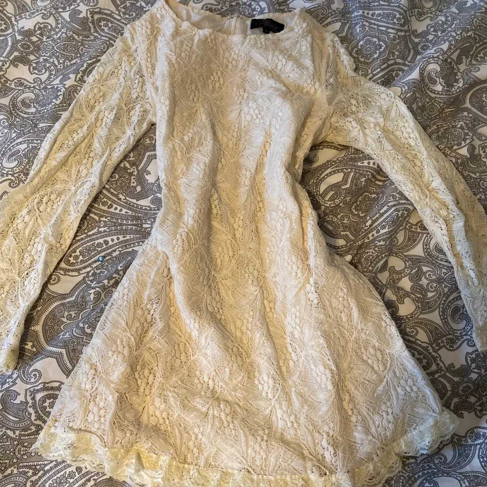 Jag säljer nu denna vita vackra klänningen i spets, som passar perfect till dop osv, dock alldeles för liten och kort för mig❤️ Köpare står för frakt!. Klänningar.