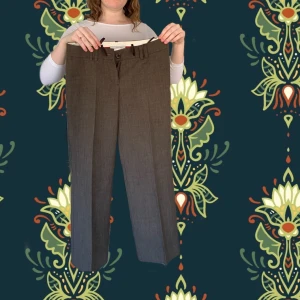 Kostymbyxor - Coola bruna kostymbyxor i storlek 36 köpta här på Plick. Använda några gånger av mig men säljes pga för små. Superfina!