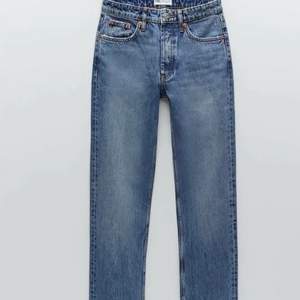Säljer mina helt oanvända Zara jeans med låg midja, med lapp kvar så dom är helt som nya. Säljer de då dom inte satt som önskat. Säljer dom för 300kr eller högre bud om fler är intresserade. (Bilderna är lånade men kom privat om ni vill ha egna) 🤍