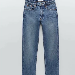 Zara Jeans  - Säljer mina helt oanvända Zara jeans med låg midja, med lapp kvar så dom är helt som nya. Säljer de då dom inte satt som önskat. Säljer dom för 300kr eller högre bud om fler är intresserade. (Bilderna är lånade men kom privat om ni vill ha egna) 🤍