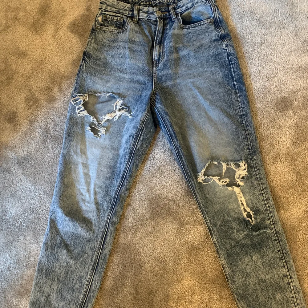 Extremt snygga mom jeans från American Eagle. Säljer pga blivit för små. Köptes i USA förra julen och är storlek 0 vilket motsvarar xxs/xs. Buda från 175kr eller köp direkt för 220kr. Köparen står för frakt!. Jeans & Byxor.
