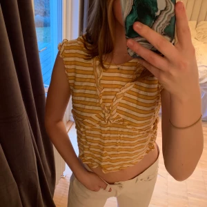 Sommar topp - Gul sommar topp, super söt ni till våren och sommaren! Jättegullig att även ha bak och fram. Storleken är M men passar även S/XS. Knappt använd så i mycket bra skick
