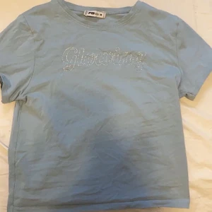 y2k babytee - ljusblå tröja med stenstrass på! frakt tillkommer!