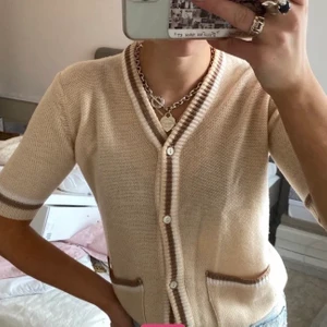 Beige tröja - Hej! Säljer denna fina tröja. Knappt använd, köpt på Plick❤️❤️