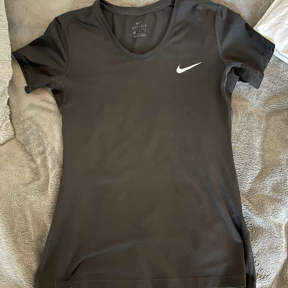 Svart träningstopp i Nike, använd fåtal gånger. Säljer då jag inte riktigt trivs i modellen! . T-shirts.