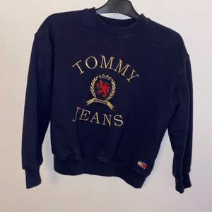 Mörkblå tröja från Tommy Hilfigher i storlek XS. Använd 1-2 gånger och i mycket bra kvalité. Säljes pga kommer ej till användning. 