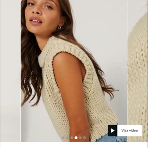 Stickad väst, storlek S/M - Stickad väst från NA-KD, aldrig använd, orgnialpriset är 349kr