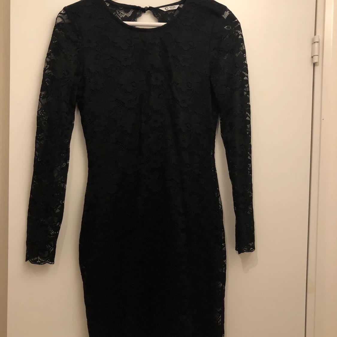 Svart festlig klänning med detalj bak