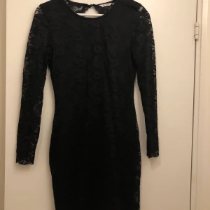 Svart festlig klänning med detalj bak - En superfin festlig tajt klänning med detalj i ryggen💕 säljer pga passar inte längre☺️